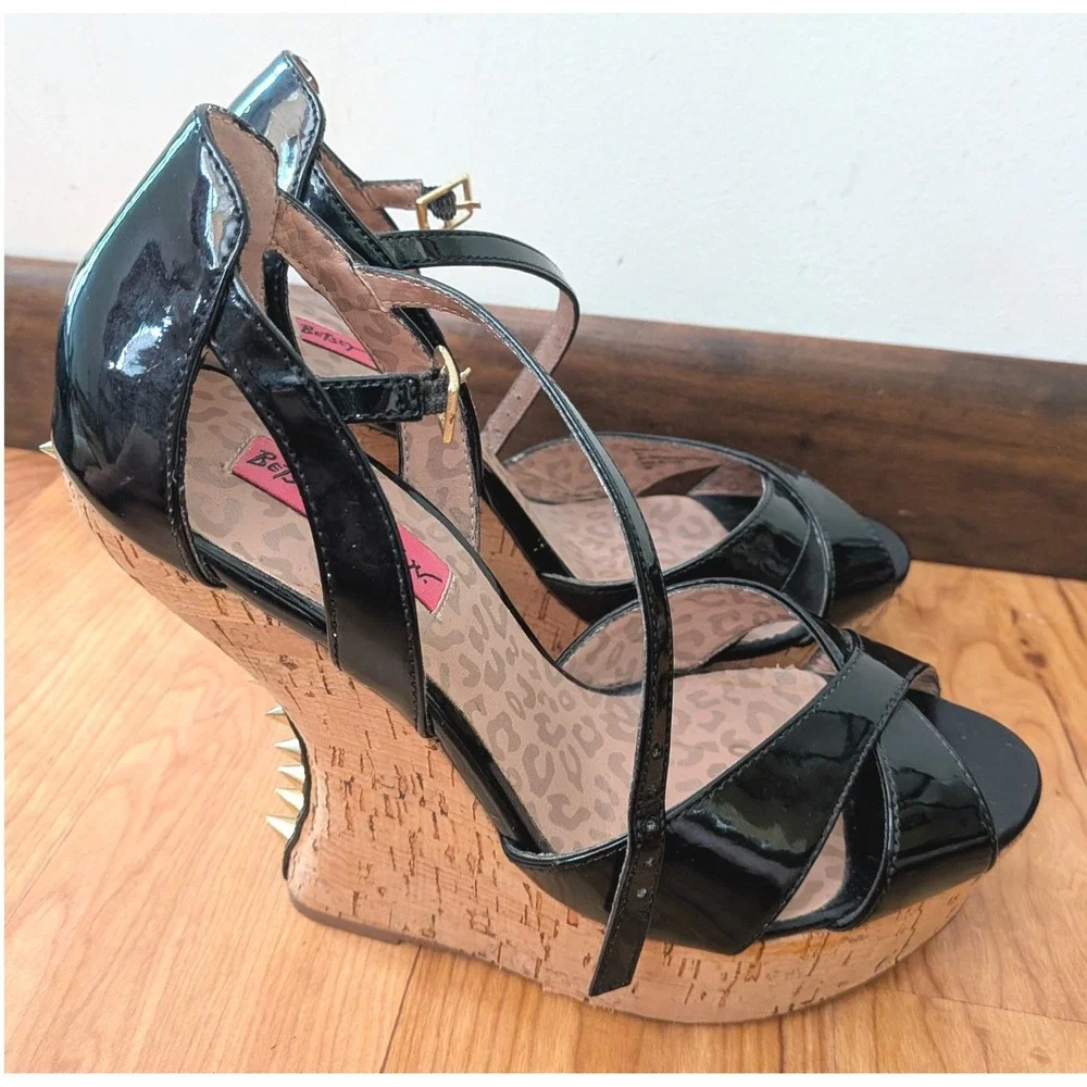Betsey Johnson Madelin Wedge 8M Punk Rockabilly Edgy Spike Platform Heel Goth
